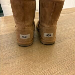 UGG kids classic Brown Suede Boots size 4 in chestnut color.